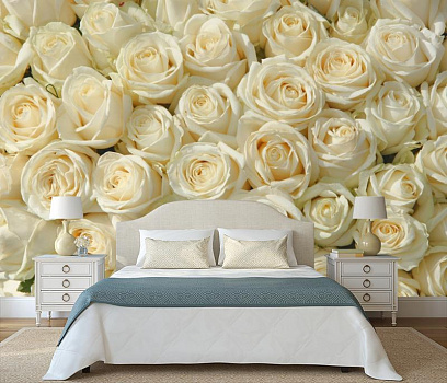 Нежные белые розы в интерьере спальни