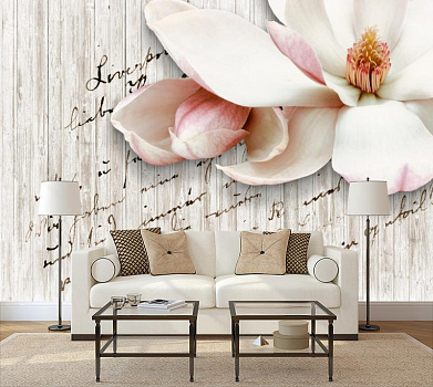 Бутон цветка на деревянной поверхности в интерьере гостиной с диваном