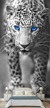 Голубоглазый леопард  в интерьере спальни