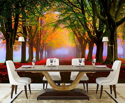 Красочный лес в интерьере кухни с большим столом