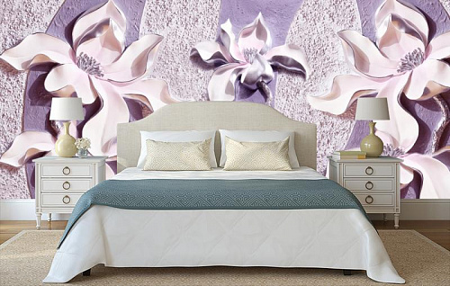 Нежные лилии на фиолетовом фоне в интерьере спальни