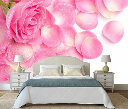 Нежные лепестки роз в интерьере спальни