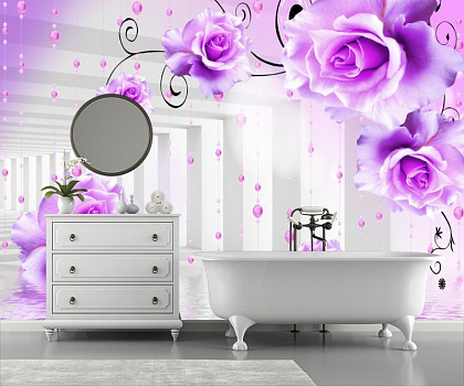 Лиловые розы с нитями бус в интерьере ванной