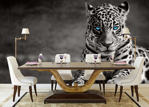 Леопард в ожидании в интерьере кухни с большим столом