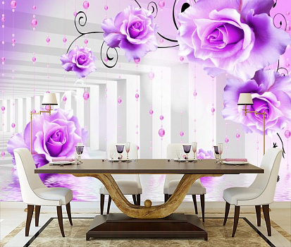 Лиловые розы с нитями бус в интерьере кухни с большим столом