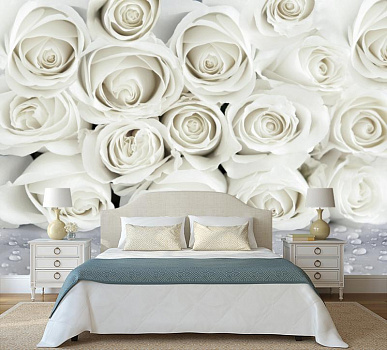 Белые розы с каплями росы в интерьере спальни