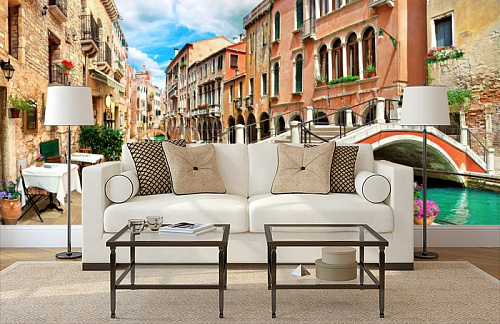 Мостики Венеции в интерьере гостиной с диваном