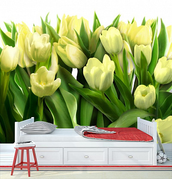 Букет из белых тюльпанов в интерьере детской комнаты мальчика