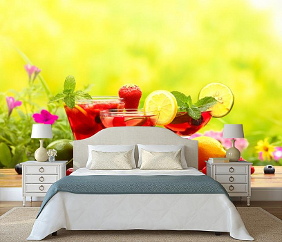 Коктейли с ягодами и фруктами в интерьере спальни
