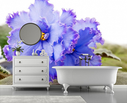 Голубой цветок в интерьере ванной