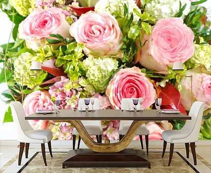 Букет с розами и зеленью в интерьере кухни с большим столом