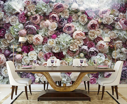 Стена из цветов в интерьере кухни с большим столом