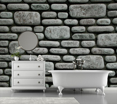 Стена из гладкого камня в интерьере ванной