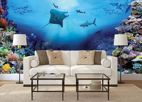 Рыбы и кораллы в интерьере гостиной с диваном