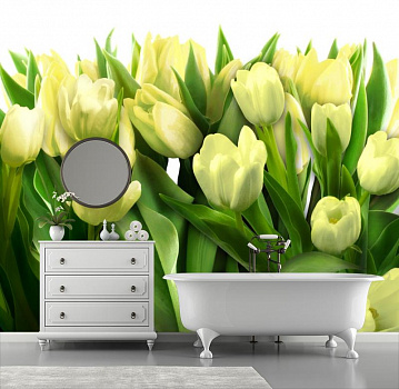 Букет из белых тюльпанов в интерьере ванной