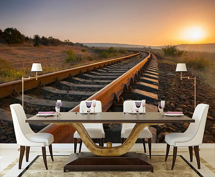 Железная дорога на закате в интерьере кухни с большим столом