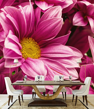 Розовые цветы в интерьере кухни с большим столом