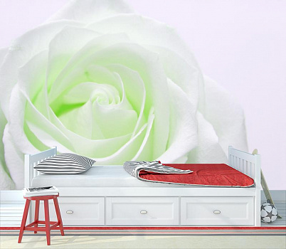 Светящаяся белая роза в интерьере детской комнаты мальчика