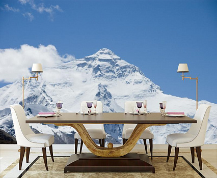 Снежные горы в интерьере кухни с большим столом