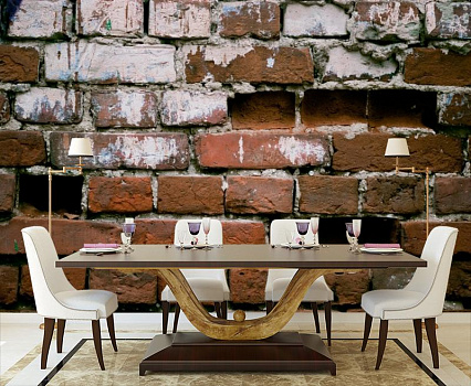 Кирпичная стена с белым налетом в интерьере кухни с большим столом