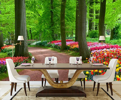 Дорога из тюльпанов в интерьере кухни с большим столом
