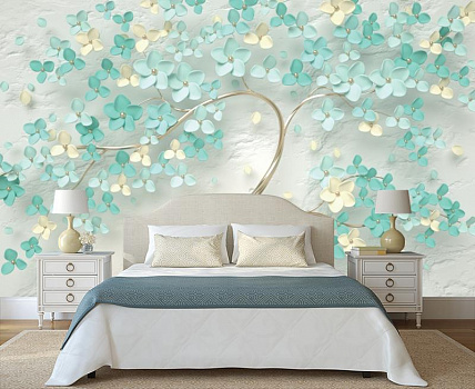 Светло-зеленые цветы на белой стене в интерьере спальни