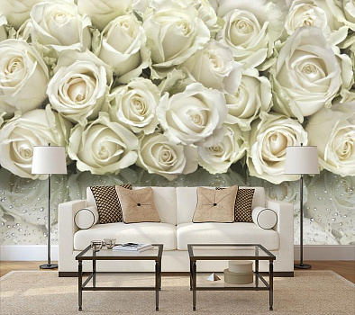 Белые розы в своем отражении в интерьере гостиной с диваном