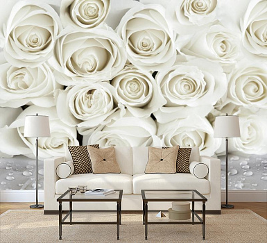 Белые розы  в интерьере гостиной с диваном