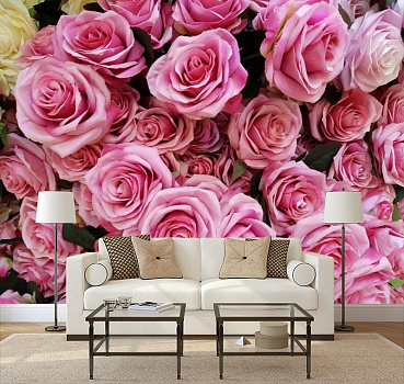 Розовый букет в интерьере гостиной с диваном