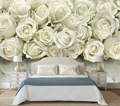 Белые розы в своем отражении в интерьере спальни