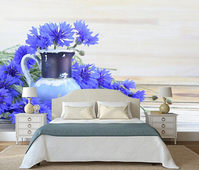 Синие васильки и кувшин в интерьере спальни