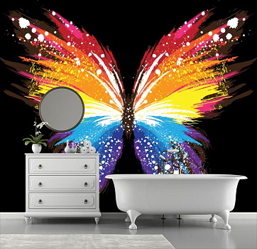 Яркая бабочка в ночи в интерьере ванной