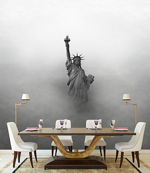 Статуя Свободы в интерьере кухни с большим столом