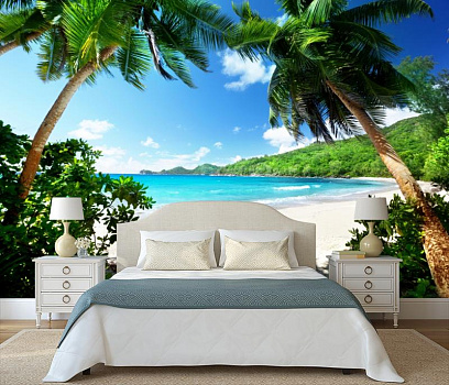 Море сквозь пальмы в интерьере спальни