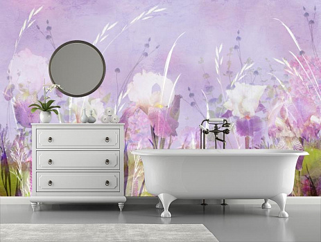 Бело-фиолетовые ирисы в интерьере ванной