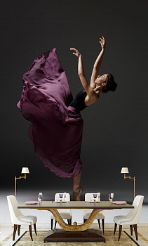 Балерина в танце в интерьере кухни с большим столом