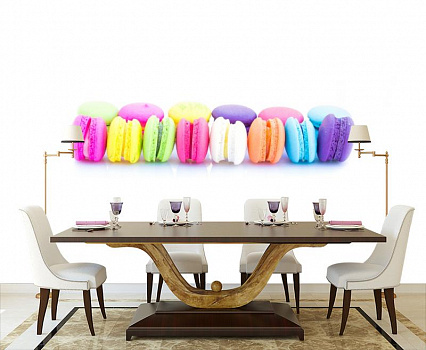 Разноцветное печенье в интерьере кухни с большим столом