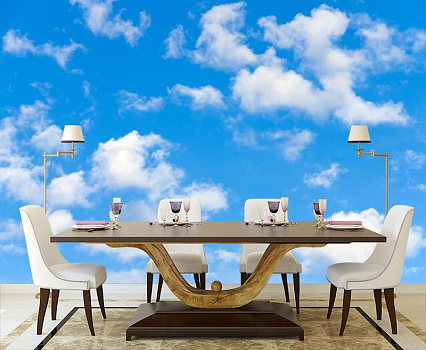 Голубое небо с облаками в интерьере кухни с большим столом