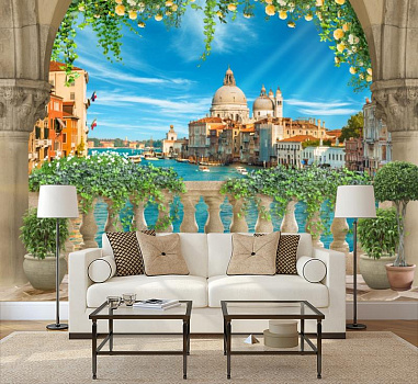 Белый балкон с видом на Венецию  в интерьере гостиной с диваном