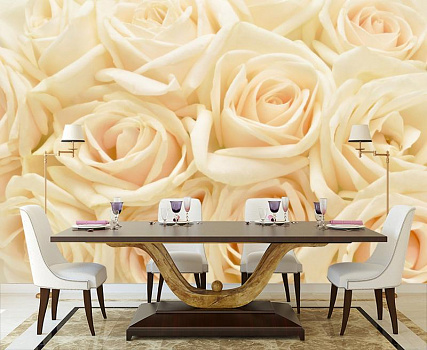 Бежевые розы в интерьере кухни с большим столом