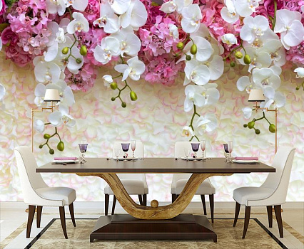 Ниспадающие орхидеи в интерьере кухни с большим столом