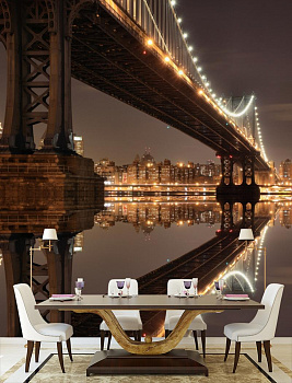Манхэттенский мост в ночи в интерьере кухни с большим столом