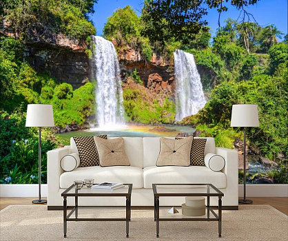 Два водопада в интерьере гостиной с диваном