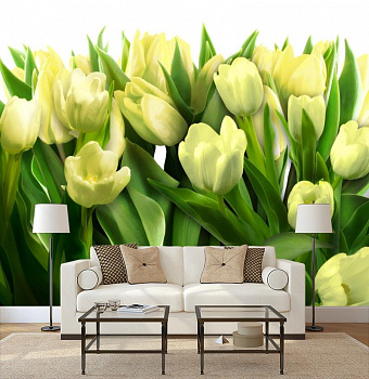 Букет из белых тюльпанов в интерьере гостиной с диваном