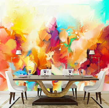 Разноцветная абстракция в интерьере кухни с большим столом