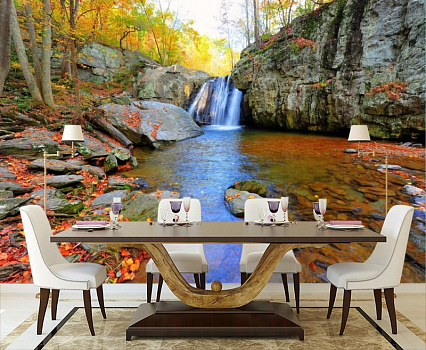 Осенний водопад в интерьере кухни с большим столом