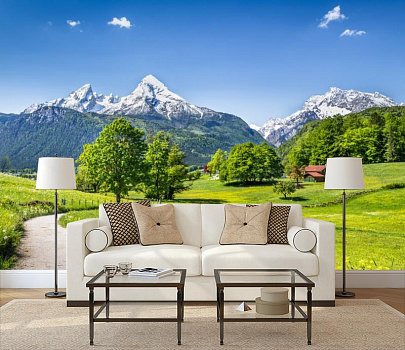 Снежные вершины летом в интерьере гостиной с диваном
