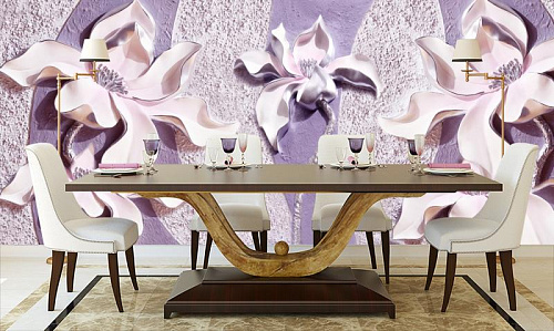 Нежные лилии на фиолетовом фоне в интерьере кухни с большим столом