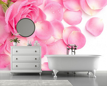 Нежные лепестки роз в интерьере ванной