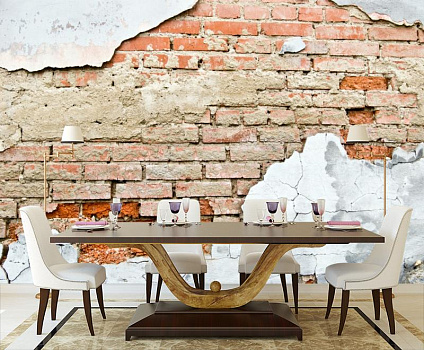 Стена из разрушенного кирпича в интерьере кухни с большим столом